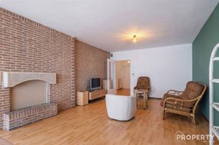 Indeling: inkomhal, living met bar en balkon uitgevend op de Nieuwstraat, keuken, bergplaats, badkamer, twee slaapkamers, toilet, terras uitgevend...