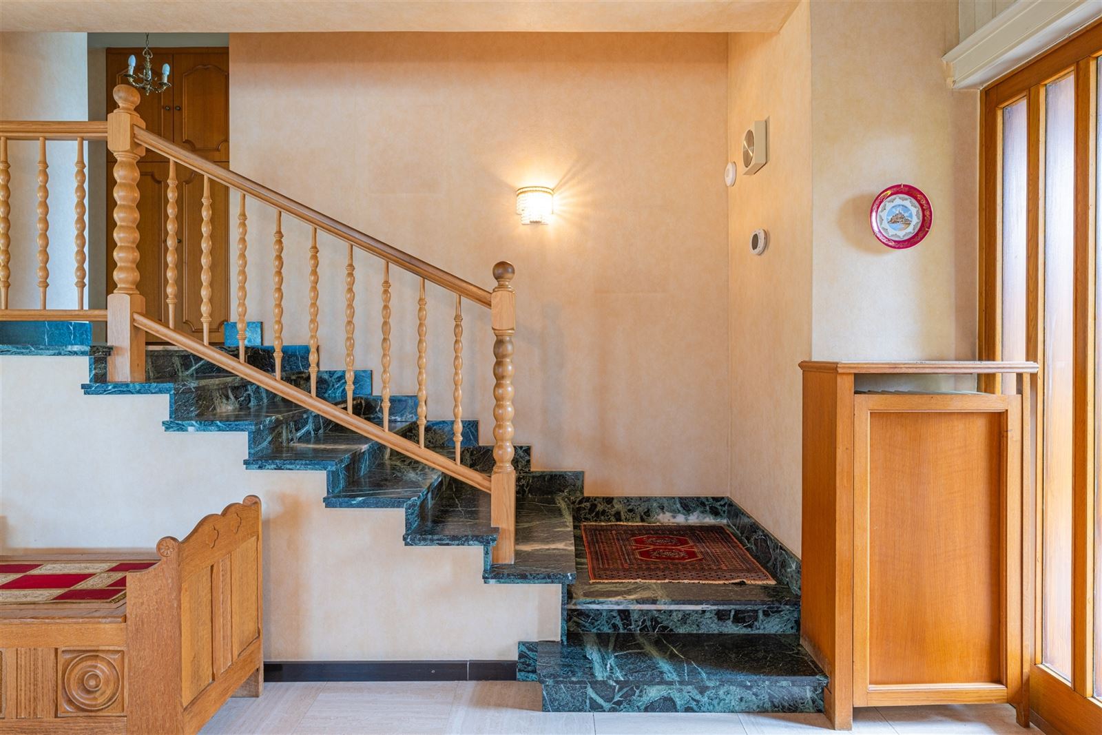 Ruime op te frissen split level villa met grote tuin op 23are20 - foto 4