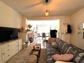 <p><span>Centraal gelegen woning met 2 slaapkamers in Hamme</span></p><p><span>Deze gesloten bebouwing in het </span><span>centrum van Hamme</span><span> combineert een praktische indeling met aangename leefruimtes. Winkels, scholen, openbaar vervoer en andere dagelijkse voorzieningen bevinden zich op wandelafstand.</span></p><p><span>Op het </span><span>gelijkvloers</span><span> bevindt zich de inkomhal, vanwaar u toegang heeft tot de hoger gelegen woonverdiepingen.</span></p><p><span>De </span><span>eerste verdieping</span><span> vormt het leefgedeelte van de woning. Hier bevindt zich de lichtrijke woonkamer, waar de grote raampartijen voor veel natuurlijk licht zorgen. Aansluitend vindt u de ruime keuken met voldoende plaats voor een eetgedeelte. Verder bevinden zich op deze verdieping de badkamer en een praktische, ruime berging. Vanuit de woning heeft u toegang tot het </span><span>zonnige terras</span><span>.</span></p><p><span>Op de </span><span>tweede verdieping</span><span> bevinden zich de </span><span>twee volwaardige slaapkamers</span><span>, waardoor het slaapgedeelte mooi afgescheiden is van de leefruimtes.</span></p><p><span>Samen met de centrale ligging en de praktische indeling maakt dit de woning geschikt voor wie graag dicht bij het centrum woont </span></p><p><span>Troeven:</span></p><ul><li><span>Centrale ligging in Hamme</span></li><li><span>Lichtrijke woonkamer met grote raampartijen</span></li><li><span>Ruime keuken met plaats voor een eetgedeelte</span></li><li><span>2 volwaardige slaapkamers op de tweede verdieping</span></li><li><span>Badkamer en ruime berging</span></li><li><span>Zonnig terras</span></li><li><span>Winkels, scholen en openbaar vervoer op wandelafstand</span></li></ul><p><span> </span></p><p><span>Interesse? Neem contact op voor meer informatie of een bezoek via ons kantoor.</span></p>