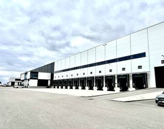 Nieuwbouw logistieke loods van <strong>8.569 m² te huur </strong>in de XXL logistieke/semi-industriële ontwikkeling 'Genk Green Logistics' op de voormalige Ford-site te Genk.<br />Oppervlaktes mogelijk van 8.569 m² tot 29.074 m², <strong>samenvoegbaar tot 250.000 m².</strong><br /><br />De moderne magazijnen met een vrije hoogte van 12,2 m zijn opgebouwd uit een betonstructuur met sandwichpanelen en voorzien van 1 laadkade per 1.000 m². Verder zijn de opslagruimtes met een vloerbelasting van 50 kN/m² uitgerust met LED-verlichting, ESFR-sprinklers en lichtstraten. Alles wordt gebouwd naar uw wensen en noden, dit in samenspraak met de ontwikkelaar. Mogelijk tot opslagruimte/mezzanine/kantoren.<br /><br />Ruime parkeer- en manoeuvreerruimte op de verharde, omheinde site van 42 ha met een multimodale ontsluiting: eigen binnenvaart- en spoorterminal.<br /><br />Contacteer PANORAMA B2B voor bijkomende (technische) inlichtingen, plannen of een vrijblijvend plaatsbezoek <strong>011 220 500.</strong>