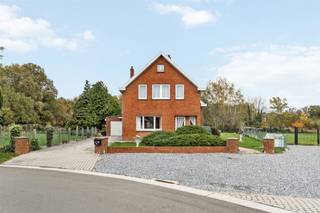 Ruime te renoveren woning op perceel van 12 are met zicht op de terril. Belangrijkste troeven:- Centrale toch rustige ligging- Be-mine op...