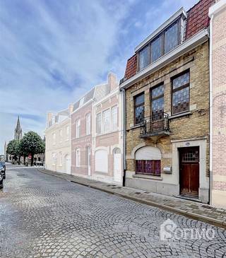 <h1><span>Charmante stadswoning in centrum Ieper</span></h1><h1><span>Deze </span><span>knusse</span><span> woning beschikt over een </span><span>praktische</span><span> indeling, waarbij de beschikbare ruimtes optimaal worden benut.</span></h1><h1><span>Op het </span><span>gelijkvloers</span><span> bevindt zich de</span><span> inkomhal</span><span> met </span><span>gastentoilet</span><span>, die toegang verleent tot de aangename </span><span>leefruimte met open keuken</span><span>. Aansluitend bevindt zich de </span><span>gezellige stadskoer</span><span>, die een aangename buitenruimte vormt.</span></h1><h1><span>Er is tevens een </span><span>droge kelder</span><span> aanwezig.</span></h1><h1><span>De </span><span>eerste verdieping</span><span> omvat een </span><span>nachthal</span><span>, een </span><span>ruime slaapkamer</span><span> en een </span><span>badkamer</span><span>, uitgerust met een </span><span>douche, lavabo en toilet.</span></h1><h1><span>Op de </span><span>tweede verdieping</span><span> is een tweede </span><span>slaapkamer</span><span> en een afzonderlijke </span><span>zolderruimte</span><span>, die kan worden aangewend als bergruimte, bureau, hobbyruimte of extra slaapkamer.</span></h1><h1><span>Dankzij haar functionele indeling, aangename leefruimtes en onderhoudsvriendelijke buitenruimte vormt deze woning een interessante opportuniteit voor zowel eigen bewoning als investering.</span></h1><h1><span> </span></h1><h1><span>Mogelijkheid tot huren van garage om de hoek!</span></h1>