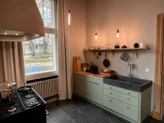 <h1><span>Binnen “De Vrijheid” gelegen gerenoveerd burgerhuis met atelier, voormalige dekenij, bestaande uit:</span></h1><h1><span>Een woonhuis met inkomhall; living; keuken ingericht met gasfornuis (Boretti), vaatwas, frigo, afwasbak en kasten; berging; afzonderlijk W.C.; het 1</span><span><sup>e</sup></span><span> Verdiep bestaande uit een slaap/leefruimte; badkamer met douche, lavabo en W.C.; en een dakverdiep bestaande uit kunstenaarsatelier met kitchenette, ligbad en afzonderlijk W.C.; prachtig dakterras met uitzicht over het Bruulpark.</span></h1><h1><span>Kelder;</span></h1><h1><span>Atelier met grote ontvangstruimte; garage; berging/keuken; sanitaire ruimte; tweede berging met toegang tot het woonhuis; een verdiep bestaande uit een prachtige tentoonstellingsruimte/kunstenaarsatelier; badkamer met douche;</span></h1><p><span> </span></p>