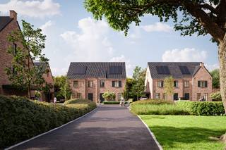 Wonen in Hogeweg is kiezen voor <strong>groen en rust</strong> met alle voorzieningen dichtbij. <strong>Leuven</strong> bereik je in ca. <strong>15 minuten</strong>, en via de E314 en E40 rij je zo richting Brussel, Limburg of Antwerpen. De wijk oogt stijlvol en groen, met een <strong>gezinsvriendelijke speelzone</strong>. De woning zelf combineert <strong>klassieke architectuur</strong> met <strong>hedendaagse afwerking</strong> en <strong>veel lichtinval</strong>. Dankzij <strong>energieneutraal</strong> wonen (E-peil 0) met zonnepanelen, warmtepomp en vloerverwarming geniet je van lage energiekosten en future-proof comfort. <strong>Voldoende parkeerruimte</strong> in de buurt maakt het plaatje compleet.<br /><br /><strong>Troeven van dit pand</strong>
<ul>
<li>Perceel: 260 m²</li>
<li>Halfopen woning</li>
<li>Bewoonbare oppervlakte: 158 m²</li>
<li>Parkeren op eigen terrein</li>
<li>Mogelijkheid tot carport</li>
<li>Zolder met afwerkingspotentieel</li>
<li>3 slaapkamers (uit te breiden via zolderafwerking)</li>
<li>E-peil 0 door zonnepanelen, warmtepomp, vloerverwarming</li>
<li>Prijs: € 419.000 (excl. kosten)</li>
</ul>
Is dit jouw volgende thuis? Maak een afspraak via het contactformulier of contacteer Kolmont op 011 211 211 of via kolmont.com. Wees er snel bij!