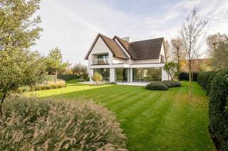 Prachtige nieuwbouwvilla gelegen aan de rand van het Zoute, nabij de Kalfsmolen. <br />Exclusieve villa naar een ontwerp van Project Architects (Piet Bailyu) met een prachtige tuin. <br /><br />Indeling:<br />Royale inkomhal met ruime vestiaire en gastentoilet.<br />Leefruimte met salon en eetplaats, voorzien van een gashaard, uitgevend op het terras en de tuin.<br />Grote leefkeuken met keukeneiland aansluitend aan een praktische bijkeuken met extra berging.<br /><br />Op de eerste verdieping:<br />Drie volwaardige slaapkamers, elk met eigen badkamer en dressing. Handige bureauruimte op de nachthal.<br /><br />Tweede verdieping:<br />Verdieping die volledig naar eigen wens kan worden ingericht en mogelijkheid van extra slaapkamer met badkamer. <br /><br />Zeer mooi aangelegde tuin met terras en mogelijkheid tot het aanleggen van een zwembad.<br />Inpandige garage voor 2 wagens en meerdere staanplaatsen aan de villa.