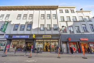 <p>Zeldzame en strategische investeringskans in het hart van Bockstael, een van de meest dynamische handelswijken in het noorden van Brussel. Handelsruimte van <strong>342 m², verhuurd aan Zeeman tot 14/04/2028</strong>, met een jaarlijkse huurinkomst van <strong>€108.313</strong>, wat zorgt voor stabiele en zekere inkomsten.</p>
<p>Uitstekende ligging omringd door bekende merken zoals Brico, Pearl, Kruidvat en Ladbrokes, wat een constante klantenstroom garandeert. Gemakkelijk bereikbaar met de auto met parkeergelegenheid in de buurt en goed bediend door het openbaar vervoer, met optimale zichtbaarheid voor elke handelsactiviteit.</p>
<p>Ideale opportuniteit voor investeerders die hun portefeuille willen diversifiëren met een kwalitatief commercieel pand in een gegeerde buurt. Aantrekkelijk rendement en sterk potentieel voor waardestijging op lange termijn. <strong>Commissie van 3% + btw ten laste van de koper.</strong></p>