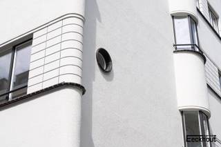 Dit splinternieuwe appartement met LUXE-afwerking bevindt zich op de tweede verdieping in een standingvol gebouw met prachtige gevel in modernistische stijl op enkele meters van het strand en de winkelstraat.<br />Indeling: inkomhal, woonkamer met open keuken, berging, badkamer met inloopdouche, toilet en lavabomeubel, 1 slaapkamer.<br />Het appartement werd met moderne luxe-elementen afgewerkt. Denk maar aan een prachtig visgraatparket, gerectificeerde tegels (1m20 x 1m20), een gepantserde veiligheidsdeur, privatieve verwarming (hoogrendementsketels op aardgas met gsm-module op afstand), kleurvideofonie met gsm-module op afstand, design sanitair, inloopdouches op tegelvloer (geen douchebak), <br />Privatieve kelderberging.<br />In het gebouw is er tevens een ruime fietsenberging met meerdere laadpunten en een gemeenschappelijk dakterras waar men een ganse dag kan genieten van de zon!<br />Verkoop onder registratierechten (geen BTW)!