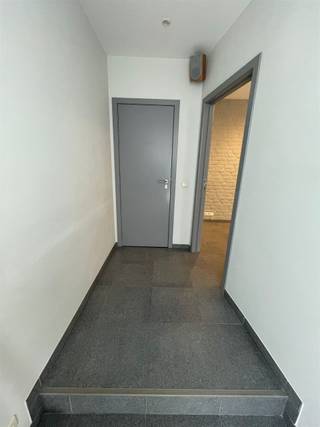 <p><span>Bent u op zoek naar een ruime, instapklare woning in het hart van de stad? Dan zal deze prachtige woning u ongetwijfeld bekoren! Bij het betreden komt u terecht in een verzorgde inkomhal met gastentoilet. Verder vindt u een gezellige leefruimte die aansluit op de hal en de volledig ingerichte keuken met ruime eetplaats, perfect voor gezellige momenten met familie of vrienden. Op de eerste verdieping bevindt zich een uitzonderlijk ruime slaapkamer, gecombineerd met de nachthal en een luxueuze badkamer uitgerust met een ligbad, douche, dubbele lavabo en een tweede toilet. De tweede verdieping biedt nog twee slaapkamers, een afzonderlijke wasruimte en een nachthal, waardoor deze woning ideaal is voor gezinnen, thuiswerkers of wie graag wat extra ruimte heeft. Vroeger was er beneden een praktijkruimte, dus ook voor mensen met een zelfstandige activiteit of vrij beroep is deze woning zeker ideaal. Daarnaast beschikt de woning over een handige zolder en een propere kelder, en werd er extra opbergruimte voorzien in iedere hal op iedere verdieping, waardoor er aan bergruimte absoluut geen gebrek is. Ook buiten is het heerlijk vertoeven. U geniet van een gezellig terras met tuintje én daarachter een overdekt terras, zodat u in elk seizoen optimaal van het buitenleven kunt genieten. Een unieke kans voor wie zorgeloos wil wonen in het centrum van de stad! Contacteer ons vandaag nog voor meer informatie of een bezoek ter plaatse op volgend nummer 0471/66.21.97.</span></p>