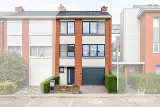 Ontdek deze instapklare woning op een zéér goede locatie in Dendermonde!<br /><br />Bij het betreden van de woning komen we terecht in de inkomhal voorzien van een gastentoilet, een inpandige garage, praktische berging en een rechtstreekse toegang tot de gezellige tuin.<br />De eerste verdieping biedt een lichtrijke leef- en eetruimte met open keuken. Deze ruimte is bovendien uitgerust met airconditioning.<br />Op de tweede verdieping bevinden zich twee ruime slaapkamers, eveneens voorzien van airco. Eén slaapkamer beschikt over een dressing. Daarnaast is er een stijlvolle badkamer aanwezig.<br />Tot slot beschikt de woning over een ruime zolder. Mits het plaatsen van een vaste trap, zijn hier extra kamers mogelijk. <br /><br />Ook de ligging is een troef: scholen, winkels, openbaar vervoer en diverse dagelijkse voorzieningen bevinden zich op korte afstand. Bovendien geniet je van een vlotte verbinding naar het centrum van Dendermonde en de omliggende gemeenten.<br /><br />Documenten raadpleegbaar op www.woonvast.be <br /><br />Beschikbaarheid vanaf april 2027!<br /><br />Hebt u interesse of wenst u een bezoek? Contacteer Kyan via 0470/35.32.06 of kyan@woonvast.be