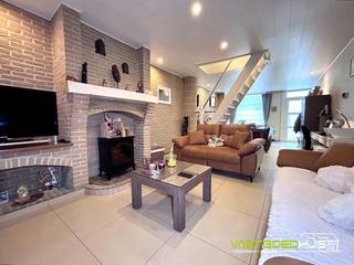 Op de grens van Meerbeke en nabij het stadscentrum van Ninove bevindt zich deze instapklare en verzorgde gezinswoning. De woning beschikt over een lichtrijke leefruimte, een geïnstalleerde keuken met eetruimte, een moderne badkamer met inloopdouche en toilet, een berging met wasplaats en een veranda die toegang biedt tot de volledig betegelde en gezellige stadstuin ( diepte 7,7m) met een groot tuinhuis. Op het eerste verdiep vindt u twee volwaardige slaapkamers en een traphal naar het 2de verdiep. Dit verdiep omvat een nachthal, 1 grote slaapkamer en een bijkomende zolderkamer die u eenvoudig kunt afwerken, waardoor de woning in totaal vier ruime slaapkamers kan bieden. Verder beschikt de woning over zonnepanelen die bijdragen aan een lagere energiekost, centrale verwarming op aardgas met een condenserende gasketel en een pelletkachel, wat zorgt voor een optimaal wooncomfort. Optioneel kan er een garage worden gehuurd in de straat recht tegenover de woning, aan slechts 50€ per maand. Gelegen in een rustige zijstraat van de Brusselsesteenweg geniet de woning van een uitstekende ligging met vlotte bereikbaarheid. Dankzij de goede verbindingen naar Brussel, Gent en Aalst en de nabijheid van scholen, winkels en openbaar vervoer, combineert u hier dagelijkse rust met alle praktische voorzieningen binnen handbereik. Kortom, dit is de ideale gezinswoning voor wie op zoek is naar ruimte, gezelligheid en comfortabel wonen. Voor meer informatie of een bezoek kunt u contact opnemen via 054/69.68.67 of mailen naar info@vastgoedhuiseemans.be.