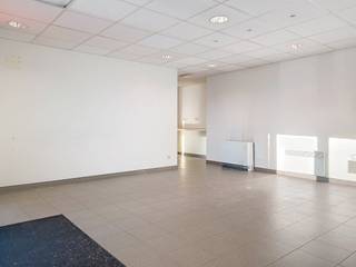 Cette location de bureaux est située le long de la Sint-Lievenslaan, près de la R40 et de l'E17 à Gand. Le bâtiment bénéficie ainsi d'une visibilité et d'une accessibilité excellentes. Il existe de nombreuses possibilités de stationnement à proximité du bureau. Surface : 100 m²Spécifications : - Éclairage LED- Sanitaire- Coin cuisine- Chauffage électrique- Climatisation- Aération- Possibilité d'acheter un bien commercial- Plafond du système- Sol carrelé- CourDisponibilité : Disponible immédiatement.Ce bureau à louer à Gand vous intéresse ? N'hésitez pas à nous contacter au 09 245 35 35 ou à business.gent@dewaele.com.