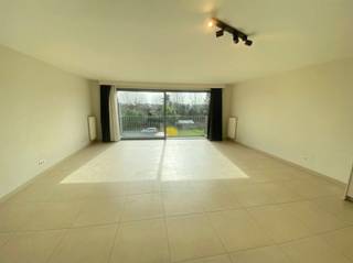 Centraal gelegen en goed onderhouden appartement op de tweedeverdieping, met een begeerde zuidwest-georiënteerd terras. Vlotte bereikbaarheid...