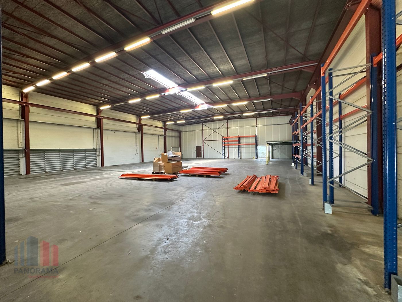 Magazijnruimte van 1.000 m² met 300 m² kantoorruimte, gelegen op een terrein van 1.557 m² - photo 1