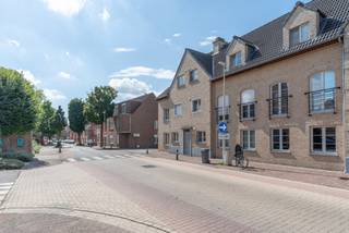 <strong>Tof en licht éénslaapkamerappartement nabij het centrum van Beerse met ruim terras<br /></strong>ondergrondse staanplaats inbegrepen I elektriciteit goedgekeurd I conformiteitsattest aanwezig<br /><br /><strong>Gunstig gelegen </strong>nabij het centrum van Beerse met winkels, gezellige horeca gelegenheden en openbaar vervoer vlakbij. Met een vlotte bereikbaarheid naar de E34 Antwerpen-Eindhoven<br /><br />Dit <strong>toffe en gezellige dakappartement</strong> bestaat uit een lichte open leefruimte met keukenhoek die werd uitgerust met kookvuur, dampkap, koelkast met vriescombinatie, een badkamer met douche in bad, toilet en wastafel en berging voor wasmachine en droogkast en een trap naar de ruime slaapkamer. Aansluitend aan de zithoek een tof terras met veel privacy. <br /><br />Verder een open staanplaats in de <strong>ondergrondse garage</strong>. Deze is reeds <strong>inbegrepen</strong> in de prijs!<br /><br />Momenteel verhuurd aan zeer goede huurder. <strong>Ideaal voor starters, alleenstaanden maar ook als investering! Conformiteitsattest aanwezig! Energiezuinig met B label </strong><br /><br /><strong>Bijzonderheden:<br />Energiezuinig met B label </strong><br /><strong>-goedgekeurde elektriciteit tem 2032</strong><br /><strong>-conformiteitsattest tem 2032</strong><br />-momenteel verhuurd aan ideale huurder<br />-ondergrondse autostaanplaats<br />-nieuwe ketel in 2021