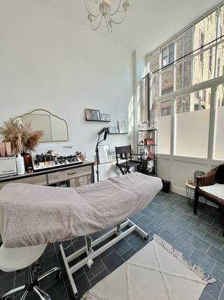 Deze ruime gerenoveerde woning bevindt zich op wandelafstand van de Grote Markt, de Leet en diverse faciliteiten zoals horecazaken en winkels. <br /><br />De gelijkvloers is als volgt ingedeeld: aparte inkomhal, bureauruimte/ruimte om zelfstandige activiteit uit te oefenen/slaapkamer, berging voor fietsen en/of vuilbakken en een apart toilet. <br /><br />Op het eerste verdiep bevindt zich de ruime lichtrijke leefruimte en de volledig geïnstalleerde keuken, met aansluitend een gezellig terras. <br /><br />Op het tweede verdiep kan de eerste slaapkamer teruggevonden worden en via een gang met ingemaakte kast kom je bij een apart toilet en een badkamer met dubbel lavabomeubel en douche.<br /><br />Het derde verdiep biedt nog een tweede ruime slaapkamer. <br /><br />- kelder aanwezig