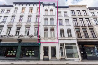 De locatie:Dit charmante en gerenoveerde huis is fantastisch gelegen aan de Sint-Katelijnevest, in het historische hart van Antwerpen. Hier woont u...