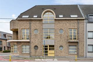 <p><span>Lichtrijk appartement te Onze-Lieve-vrouw-Waver.</span></p><p><span> </span></p><p><span>Dit knappe appartement is gelegen op de eerste verdieping van een kleinschalige residentie, vlot toegankelijk via trap of lift. Het appartement is functioneel ingedeeld en werd afgewerkt met kwalitatieve materialen. Vele ramen en grote raampartijen zorgen voor veel lichtinval. De ruime woonkamer met naastliggend geïnstalleerde keuken biedt een gezellige thuis. Vanuit de woonkamer heeft u toegang tot een gezellig terras. De nachthal geeft toegang tot twee slaapkamers, een badkamer, een apart toilet en een berging. Voldoende stockageruimte is gegarandeerd dankzij een berging in het appartement, een gemeenschappelijke kelder en een garagebox. Parkeren kan zowel in de privatieve garagebox, als ook op de gemeenschappelijke parking naast het gebouw. De garagebox is verplicht bij aan te kopen - vraagprijs € 25.000.</span></p><p><span> </span></p><p><span>Dankzij de gunstige ligging nabij het landelijke dorpscentrum zijn winkels, scholen en openbaar vervoer vlot te bereiken.</span></p><p><span> </span></p><p><span>Bent u op zoek naar een mooi appartement of een ideale investering? Mis deze kans niet en contacteer ons via 015/755 444 of <span>info@immovercammen.be</span></span><span> </span></p>