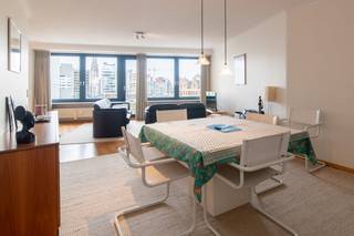 Dit lichtrijk appartement te koop is gelegen op een uitstekende locatie in Oostende, met een direct en rustgevend zicht op de jachthaven...