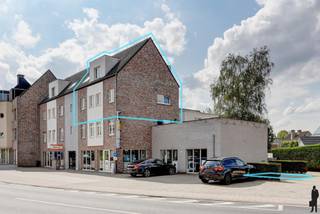 Mooi duplex appartement in het centrum van Weelde met 3 slaapkamers, 1 badkamer, keuken, wasplaats, berging en 2 buiten parkeerplaatsen. EPC B...