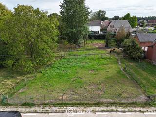 Ben je op zoek naar een mooi perceel waar je jouw eigen woning kunt realiseren? Wij verkopen in Eik een mooie bouwgrond van 7 are 57 centiare aan, bestemd voor een open bebouwing. Een interessante kans voor wie graag van nul begint en een woning wil bouwen die helemaal aansluit bij de eigen woonwensen.<br /><br />De bouwgrond is volgens de verkavelingsvoorschriften bestemd voor een grondgebonden eengezinswoning. De woning wordt ingeplant binnen het aangeduide bouwkader en op de voorbouwlijn zoals vastgelegd op het verkavelingsplan. De vrijstaande gevels moeten minstens 3 meter van de perceelsgrenzen blijven.<br /><br />De belangrijkste bouwvoorschriften op een rij:
<ul>
<li><strong>Oppervlakte</strong>: 7a 57ca</li>
<li><strong>Bebouwing</strong>: open bebouwing</li>
<li><strong>Maximale gevel-/bouwbreedte</strong>: 11 meter volgens het verkavelingsplan</li>
<li><strong>Bouwdiepte gelijkvloers</strong>: maximaal 17 meter</li>
<li><strong>Bouwdiepte verdieping:</strong> maximaal 12 meter</li>
<li><strong>Aantal bouwlagen</strong>: maximaal 2 volwaardige bouwlagen</li>
<li><strong>Dakvorm</strong>: vrij te kiezen tussen een plat of hellend dak</li>
<li><strong>Dakrandhoogte plat dak</strong>: maximaal 7 meter</li>
<li><strong>Nokhoogte hellend dak</strong>: maximaal 11,50 meter</li>
</ul>
Dankzij deze afmetingen heb je heel wat mogelijkheden om een ruime, hedendaagse gezinswoning te ontwerpen. Denk aan een open leefruimte met grote raampartijen, voldoende slaapkamers en een fijne verbinding met de tuin. Uiteraard moet het uiteindelijke ontwerp steeds voldoen aan de geldende stedenbouwkundige en verkavelingsvoorschriften. De volledige verkavelingsvoorschriften kan je eenvoudig opvragen via ons kantoor. Zo beschik je meteen over alle informatie om samen met je architect de mogelijkheden verder te bekijken.<br /><br />Zie jij hier jouw toekomstige woning al? Neem contact met ons op voor meer informatie over deze bouwgrond van 7a 57ca in Eik of vraag meteen de verkavelingsvoorschriften op.<br />📩 mariek@optie-m.be<br />📞 011 23 11 01<br /><br />Wil je weten wat jouw woning of bouwgrond waard is? Contacteer ons gerust via bovenstaande gegevens.<br />