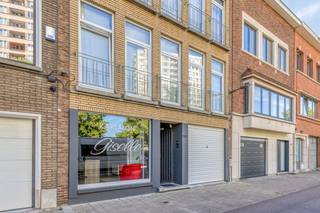Indeling:Op het gelijkvloers bevindt zich een handelsruimte van ca. 80 m² die momenteel is ingericht als kapsalon. Dankzij de flexibele indeling is de ruimte geschikt voor diverse andere beroepen. Aan de achterzijde van het het gebouw bevindt zich een ruime, zonnige tuin met groot bijgebouw van ca. 60 m² dat kan dienen als atelier, extra opslagruimte, werkplaats,... Op de eerste verdieping bevindt zich een instapklaar appartement van ca. 110 m². Het appartement beschikt over een lichtrijke leefruimte met aansluitend een zonnig terras, een ingerichte keuken, badkamer met ligbad en lavabo, apart toilet en extra berging. Bijkomend zijn er twee ruime slaapkamers voorzien. Troeven:- uitstekende locatie - perfecte balans tussen wonen en werken - diverse mogelijkheden - kleinschalig gebouw zonder vaste kosten Op wandelafstand kan u optioneel nog twee garageboxen kopen aan een prijs van 45.000 euro. Bent u geïnteresseerd in dit handelspand met appartement te koop in Wilrijk? Aarzel dan niet om contact met ons op te nemen. Wenst u uw eigendom ook te koop of te huur te stellen? We helpen u graag verder. Steeds tot uw dienst om u verder te helpen met al uw vragen over vastgoed! Bestuursmaatregelen in het maatregelenregister: neeDeze AI-visualisaties zijn bedoeld als inspiratie. Er werd geen rekening gehouden met technische specificaties, stedenbouwkundige voorschriften of de concrete mogelijkheden tot realisatie.