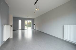 Deze leuke woning dicht bij het centrum van Sint-Truiden is te huur.<br /><br />De woning werd gebouwd in 2015. Voor de verwarming werd er een hoogrendementsketel op aardgas geïnstalleerd en ook een ventilatiesysteem C werd voorzien. Samen met de goede isolatie en dubbele beglazing met pvc ramen zorgt dit voor een E peil van slechts 74 waardoor de huurder kan genieten van een laag verbruik!<br /><br />Binnenkomen doen we in de inkomhal, waar plaats voorzien is voor een vestiaire en een gastentoilet voorhanden is. Wanneer we verder wandelen komen we terecht in de leefruimte met open keuken. Deze werd uitgerust met een combi microgolfoven, vaatwasser, frigo, dampkap en kookvuur. Via de leefruimte kunnen we naar het onderhoudsvriendelijk terras, waar het heerlijk vertoeven is. Via het grote schuifraam gaan we naar een gezellig en onderhoudsvriendelijk terras. Vanuit de keuken is ook de kelderberging met bijhorende garagebox bereikbaar.<br /><br />Op de verdieping zijn er drie slaapkamers voorzien en een badkamer uitgerust met ligbad, dubbele lavabo en een tweede toilet.<br /><br />Heb je interesse in deze woning? Aarzel niet om contact op te nemen voor het inplannen van een bezoek ter plaatse!