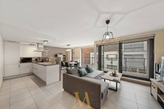 Wonen in het bruisende centrum van Waregem, met alles binnen handbereik?Ontdek dit recent en instapklaar appartement (EPC A) dat uitblinkt in licht,...