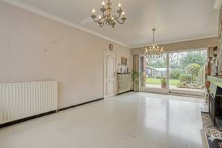 Ruim huis gelegen met maar liefst 215m² bewoonbare oppervlakte op een perceel van 502m² in een rustige straat in Emelgem, nabij het centrum van Izegem. De centrale ligging in de Gravenstraat te Izegem zorgt voor een goede bereikbaarheid naar winkels, horeca, openbaar vervoer en de invalswegen.Daarnaast geniet je in de tuin gans de dag van de zon en een aangenaam uitzicht op groen!Het huis werd opgetrokken in 1966, steeds goed onderhouden en staat klaar voor zijn volgende eigenaar.Indeling van het huis: Gelijkvloers:- inkomhal- lichtrijk leefruimte- keuken- bureauruimte- toilet- inpandige garage met wasplaatsEerste verdieping: - nachthal- 4 ruime slaapkamers- badkamerZolder- geïsoleerd - mogelijkheid tot extra slaapkamerKenmerken van het huis: - Gunstige centrale ligging in Izegem/Emelgem.- Leuke, onderhoudsvriendelijke tuin met aangenaam zonnig terras.- Zeer ruime woning met potentieel!Ben jij opzoek naar je droomwoning in Emelgem, nabij centrum Izegem? Plan dan zeker jouw bezoek in!