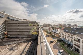 Res. Searose<br /><br />Droom je van een lichtrijk en instapklaar appartement aan zee? Dan is dit prachtige appartement in de Brusselstraat te Zeebrugge zeker een bezoek waard. Dankzij de ligging op wandelafstand van het strand geniet je hier van een uitstekende locatie én een heerlijk zonnig terras met perfecte zuidoriëntatie.<br /><br />Vanuit de leefruimte heb je een open en rustgevend uitzicht over het hinterland en de tennisclub.<br />Het appartement is instapklaar en beschikt over een aangename leefruimte, een ingerichte keuken, één slaapkamer met airconditioning, een badkamer en een apart toilet. Daarnaast beschikt het appartement over een private kelder.<br />Er is bovendien de mogelijkheid om een ruime, vlakbij gelegen garagebox aan te kopen, met een afmeting van ca 3,10 m x ca 6,00 m, voor € 39.500.<br />Een ideale plek om te genieten van de rust, de zon en de nabijheid van de zee.<br /><br />Ref.A510 