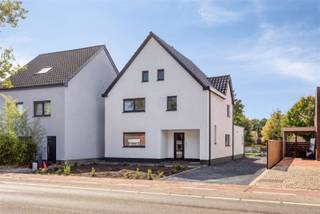 <p><span><strong>TE KOOP: Volledig gerenoveerde en instapklare woning met 3 slaapkamers te Koersel!</strong></span><br /><span>Deze volledig gerenoveerde gezinswoning aan de Laan op Heusden 62 te Koersel combineert een hedendaagse afwerking met een ruime en praktische indeling en veel natuurlijk licht. De woning onderging een grondige, EPB-plichtige renovatie, waarbij niet alleen aandacht werd besteed aan de uitstraling en het interieur, maar ook aan energiezuinigheid en hedendaags wooncomfort.</span><br /><span>Via de inkomhal komt u terecht in de ruime en lichtrijke leefruimte. De verschillende leefgedeelten sluiten mooi op elkaar aan en omvatten een gezellige zithoek, eetruimte en een moderne open keuken. De keuken vormt met haar centrale kookeiland het hart van de woning en werd uitgerust met alle hedendaags comfort. Dankzij de open indeling en de grote raampartijen ontstaat hier een aangename leefomgeving, ideaal voor zowel het dagelijkse gezinsleven als het ontvangen van gasten.</span><br /><span>Aansluitend aan de keuken bevindt zich een ruime berging/wasplaats. Verder beschikt het gelijkvloers over een afzonderlijk gastentoilet. </span><br /><span>Op de eerste verdieping bevinden zich drie volwaardige slaapkamers en een comfortabele badkamer. Daarnaast beschikt de woning over een ruime zolder, bereikbaar via een zolderluik, die heel wat bijkomende opbergmogelijkheden biedt. Ook is er een praktische opbergkelder aanwezig.</span><br /><span>Op energetisch vlak werd de woning grondig aangepakt. In het kader van de renovatie werden onder meer de gevels, daken en vloeren geïsoleerd en werd aandacht besteed aan energiezuinig schrijnwerk en ventilatie. De woning is bovendien uitgerust met zonnepanelen en een ventilatiesysteem C.</span><br /><span>Ook buiten biedt deze woning de nodige troeven. De ruime oprit voorziet in voldoende parkeergelegenheid. Achteraan bevindt zich een terras met aansluitend een volledig omheinde tuin, waar u in alle rust van de buitenruimte kunt genieten.</span><br /><span><strong>Ligging:</strong></span><br /><span>Gunstig gelegen nabij het centrum van Koersel, met winkels, scholen, openbaar vervoer en andere dagelijkse voorzieningen in de nabije omgeving. Ook de omliggende verbindingswegen zijn vlot bereikbaar.</span><br /><span><strong>Indeling:</strong></span><br /><span>- Gelijkvloers: inkomhal, ruime en lichtrijke leefruimte met zit- en eetgedeelte, moderne open keuken met kookeiland, ruime berging/wasplaats en gastentoilet.</span><br /><span>- Verdieping: nachthal, 3 volwaardige slaapkamers en badkamer.</span><br /><span>- Extra: ruime zolder bereikbaar via een zolderluik en praktische opbergkelder.</span><br /><span>- Buiten: ruime oprit met voldoende parkeergelegenheid, terras en volledig omheinde tuin.</span><br /><span><strong>Troeven:</strong></span><br /><span>- Volledig en grondig gerenoveerd!</span><br /><span>- Instapklaar!</span><br /><span>- EPB-plichtige, ingrijpende energetische renovatie!</span><br /><span>- 3 volwaardige slaapkamers!</span><br /><span>- Moderne open keuken met kookeiland!</span><br /><span>- Ruime en lichtrijke leefruimte!</span><br /><span>- Zonnepanelen!</span><br /><span>- Energiezuinig gerenoveerd!</span><br /><span>- Ventilatiesysteem C!</span><br /><span>- Ruime zolder met veel opbergmogelijkheden!</span><br /><span>- Praktische opbergkelder!</span><br /><span>- Ruime oprit en volledig omheinde tuin!</span><br /><span>- Gunstige ligging nabij het centrum van Koersel!</span><br /><span><strong>EPB-plichtig</strong></span><br /><span><strong>G-score: A </strong></span><br /><span><strong>P-score: A </strong></span><br /><span><strong>Niet gelegen in signaalgebied, niet gelegen in een afgebakende oeverzone of een afgebakend overstromingsgebied.</strong></span><br /><span>Stedenbouwkundige info: woongebied – bouwvergunning – geen voorkooprecht</span></p>