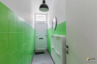 Charmante woning (125 m²) met 4 slaapkamers in Antwerpen (2020). Je woont hier in een doodlopend woonerf, waardoor het hier ondanks de centrale...