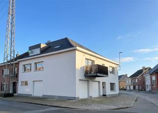 <p><span>Dit prachtig loft-appartement/penthouse is gelegen in de Schoolstraat te Nieuwerkerken en werd volledig gerenoveerd.<br />Het appartement omvat: ruime leefruimte met open keuken, zuidgericht terras, slaaphoek, badkamer, toilet, berging en afgesloten garagebox.<br />725 euro huur + 25 euro gemeenschappelijke kosten. 3 maanden huurwaarborg bij Korfine. <br /><br />Voor meer informatie of een bezoek, contacteer ons vastgoedkantoor B&V Invest. <br /> </span></p>