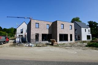 Nieuwbouwwoning in centrum Broechem met 3 slaapkamers !Indeling : Inkomhal , apart toilet , woonkamer met open keuken , berging .Verdiep : Nachthal ,...