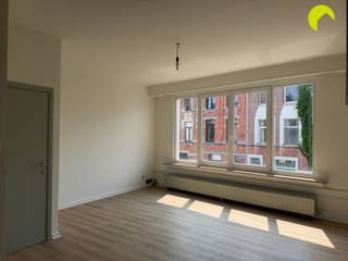 <p><span>Joli appartement 1 chambre près du Rivierenhof</span></p><p><span>Situé au premier étage d'un petit immeuble bien entretenu, composé de seulement trois appartements, cet agréable appartement d'une chambre offre un cadre de vie agréable. Grâce à son emplacement à proximité du Rivierenhof, vous bénéficiez d'un cadre calme et verdoyant, tout en profitant d'un accès facile aux commerces, aux transports en commun et aux autres commodités. L'appartement a été récemment rénové, avec notamment un nouveau sol ainsi qu'une salle de bains et une cuisine remises à neuf.</span></p><p><span>Agencement :</span><span><br />On entre directement dans l'appartement par le salon, qui a récemment été doté d'un nouveau sol. À côté, on trouve la cuisine, entièrement neuve et équipée d'une cuisinière.<br />Nous arrivons ensuite dans la salle de bains rénovée, équipée d’une nouvelle douche, d’un lavabo simple avec des placards de rangement et d’un raccordement pour une machine à laver. À côté se trouvent les toilettes séparées.<br />Depuis la salle de bains, un agréable passage mène à la chambre, séparée par une double porte.<br />L'appartement dispose également d'une terrasse et d'une cave commune.</span></p><p><span>À l'avant du bâtiment, une allée est prévue, qui ne peut être utilisée que pour le chargement et le déchargement. Le stationnement permanent dans l'allée n'est pas autorisé.</span></p><p><span>Informations utiles :</span><span><br />· Charges communes : 50 euros/mois (eau, compteur des parties communes et entretien de la chaudière compris)<br />· Caution : 3 mois<br />· État des lieux : 225 euros par partie<br />· PEP : 289 kWh/(m² an), label C<br />· Disponible immédiatement</span></p>