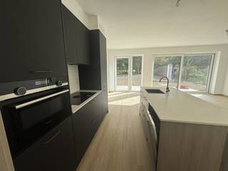 in de zomer 2026 zullen deze woningen voltooid zijn inclusief tuinaanleg, oprit en terras (5 prachtige lage energiewoningen).<br />Deze nieuwbouwwoning type half open bebouwing in een tijdloze pastorijstijl) heeft een bewoonbare oppervlakte van ca. 215 m2 en heeft volgende indeling: inkomhal met gastentoilet, een ruime leefruimte met zit- en eethoek, open keuken met aansluitende berging/wasplaats. Op de eerste verdieping bevinden zich drie slaapkamers en een ruime badkamer met toilet. Een vaste trap geeft toegang een volledig afgewerkte zolder met technische ruimte/berging. Deze woning beschikt over een inpandige garage inbegrepen in de prijs. warmtepomp lucht/water met vloerverwarming, vloerkoeling<br />Extra troeven: e-peil <20 !!, 8 zonnepanelen, ventilatiesysteem type D, tuinaanleg, terras en oprit is inbegrepen,<br />keuken twv 25.000 euro !, sanitair twv 7.000 euro + BTW , ceramische parketvloeren tot op de zolder !!<br />Alle prijzen zijn exclusief 6 % btw op de constructie en 12% registratierechten op de grond. volledig geschilderd en met verlichting / gordijnen inbegrepen. Maak gerust een afspraak voor een bezoek aan een kijkwoning 0478204985 (Stefaan Maes)