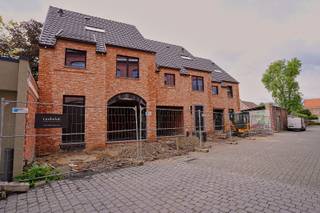 <span>Laatste woning te koop!<br />Wij gaan drie nieuwbouwwoningen met zuidgeoriënteerde tuinen realiseren in het centrum van Bornem telkens met inpandige garage. De woningen hebben mooie oppervlaktes variërend tussen 226m² en 240m² en worden afgewerkt met kwaliteitsvolle materialen, die u zelf kan bepalen.</span><br /> <br /><span>Deze woning heeft een bewoonbare oppervlakte van 226m² en is op het gelijkvloers voorzien van een inkomhal, inpandige garage, gastentoilet, ruime berging, traphal, zitplaats en eetplaats met open keuken, die uitzicht geeft op de zuidgeoriënteerde tuin met terras. Op de verdieping bevinden zich drie slaapkamers, waarvan één met een ruime dressing, een badkamer met ligbad, douche en dubbele wastafel, en een homeoffice. De zolderruimte, die bereikbaar is via de vaste trap in de nachthal heeft een oppervlakte van 28m² en biedt nog tal van mogelijkheden.</span><br /><br />Grondaandeel onder registratie en constructie onder 21% of 6% BTW. <br /><br /><span>Interesse? Contacteer ons op 052/41.41.94 of info@rosiersderidder.be</span><br /><br />Referentie: 5316