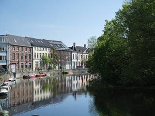 Deze te renoveren stadswoning (bvo 155 m²) bevindt zich op een absolute toplocatie aan het water, met een open zicht dat elke dag opnieuw rust...