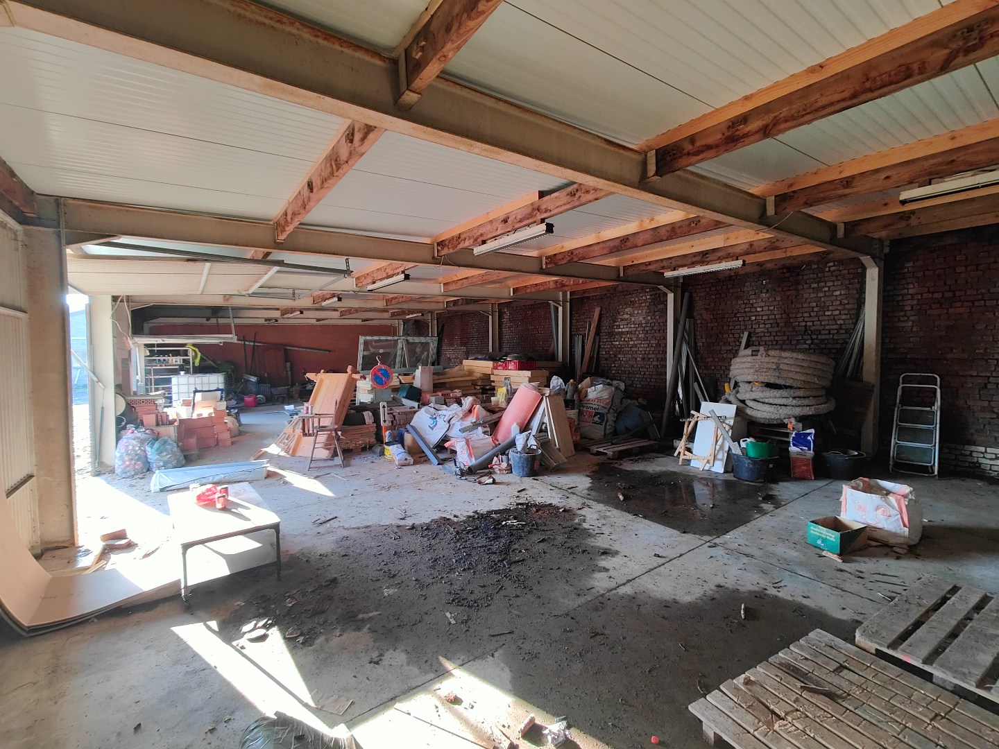 centraal gelegen loods van 220m² met 2 inrijpoorten - foto 3