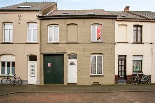 Rijwoning centrum Oudenaarde.maak je afspraak via jurgen@immodhondt.be Indeling  :voorplaats, living, keukenruimte en een smalle garage die gebruikt...