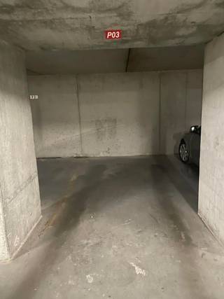 In Residentie Kennedy Square bevindt zich deze private autostaanplaats op verdieping -2. De ondergrondse parkeerverdiepingen zijn bereikbaar via...