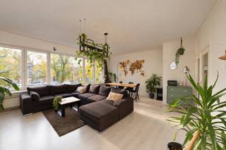 Op zoek naar een lichtrijk appartement met een ruime indeling, instapklaar en uitstekend onderhouden? Dan is dit pareltje aan de Luitenant Lippenslaan een buitenkans!

Bij het binnenkomen valt meteen de prachtige vintage tegelvloer op, waarna u op de tweede verdieping een lichtrijk appartement ontdekt met een ruime, gezellige leefruimte en een groen uitzicht. De aparte keuken is uitgerust met alle nodige toestellen en beschikt over 2 praktische bergingen, terwijl de 2 slaapkamers en de badkamer zorgen voor het nodige comfort. Bovendien heeft u de mogelijkheid om het voormalige terras opnieuw open te maken, aangevuld met maar liefst twee privatieve kelderbergingen.

Technisch scoort dit appartement uitstekend met een EPC van 157 kWh/m²jaar door de PVC-ramen met dubbele beglazing, individuele CV op gas met een recente condensatieketel en een conforme elektrische installatie. De gemeenschappelijke kosten bedragen €150/maand. Daar zit in: de blokpolis, syndicus en de elektriciteit van de gemene delen. 

U woont op wandelafstand van het prachtige Rivierenhof, waar u kunt genieten van groen, natuur en ontspanning. Gezellige horecazaken, winkels en supermarkten bevinden zich in de nabije omgeving, terwijl de vlotte bereikbaarheid met het openbaar vervoer zorgt voor een uitstekende verbinding met het centrum van Antwerpen.

Voor meer informatie of een gratis waardebepaling van uw vastgoed kan u een aanvraag invullen op onze website of even bellen op het nr. 03/345.88.99.