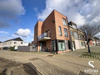 Ontdek dit recent en uiterst energiezuinig gelijkvloers appartement, rustig gelegen op korte afstand van het centrum van Eeklo.De indeling is als...