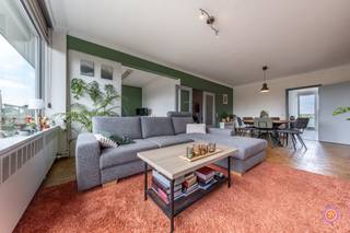 Vandaag nemen we je mee naar het centrum van Bornem. Dit instapklaar appartement bevindt zich op wandelafstand van winkels, scholen en andere faciliteiten. De gemeente ligt aan de rechteroever van de Schelde. Samen met de gemeente Puurs-Sint-Amands vormt Bornem de streek Klein-Brabant.<br /><br />Via trap of lift bereik je de tweede verdieping, waar zich het aangeboden appartement bevindt. De inkomhal geeft toegang tot de lichtrijke woonkamer met aansluitend de volledig geïnstalleerde keuken. De keuken geeft toegang tot het terras achteraan met mooi open zicht. Aan de voorzijde is een zuidelijk gericht terras gelegen, te bereiken via het schuifraam in de woonkamer.<br /><br />Het appartement is verder voorzien van een gastentoilet, twee slaapkamers en een badkamer voorzien van een douche in bad en lavabo.<br />Momenteel bevindt er zich in de leefruimte een bureauruimte maar deze kan perfect ingericht worden als derde slaapkamer.<br /><br />Daarnaast voorziet het appartement in een gemeenschappelijke fietsenstalling en een ondergrondse autostaanplaats (inbegrepen in de prijs).<br /><br />Het appartement geniet van een mooie afwerkingsgraad en is met haar energielabel B zeer energiezuinig.<br /><br />Heb je interesse in dit appartement in het centrum van Bornem?<br />Neem gerust contact op via roy@julimmo.be of 0498 62 74 71.