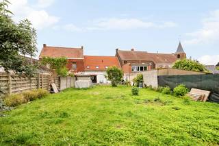 Te renoveren/af te werken woning met grote zuidgerichte tuin in het centrum van Anserœul<br /><br />In het hart van het rustige Anserœul bevindt zich deze ruime gezinswoning met tal van mogelijkheden. Dankzij de centrale ligging geniet u van een vlotte verbinding naar Tournai in slechts 20 minuten en naar Ronse en Avelgem op ongeveer 15 minuten.<br /><br />De woning beschikt over een grote zuidgerichte tuin en een ruim terras waar u de hele dag van de zon kan genieten. Op het gelijkvloers vindt u een ruime leefruimte met zicht en toegang tot de tuin, een grote geïnstalleerde leefkeuken, een badkamer met lavabo en bad, evenals een praktische wasplaats/technische ruimte.<br /><br />Via de open trap bereikt u de eerste verdieping met maar liefst vijf slaapkamers en een douchekamer uitgerust met douche en lavabo. Daarnaast is er nog een grote zolder aanwezig, ideaal als extra bergruimte.<br /><br />Extra troef is het bijgebouw dat perfect dienst kan doen als opslagruimte, atelier of hobbyruimte.<br /><br />Deze woning biedt enorm veel potentieel voor wie op zoek is naar ruimte en een rustige ligging in een charmant dorp.<br /><br />Dit zoekertje omvat enkele AI-gegenereerde visualisaties.<br />Meer info of plan je bezoek: wim@immobeguin.be<br />Te koop via Immo Beguin, uw vastgoedexpert sinds 2009, met kantoren in Ronse, Waregem, Kortrijk, Deinze, Doornik en Lessen.