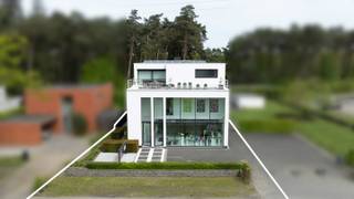 Sur une route d'accès, non loin de l'autoroute E313, nous trouvons ce magnifique bâtiment polyvalent avec de multiples possibilités. Actuellement, le rez-de-chaussée et le sous-sol sont utilisés comme atelier et espace d'exposition (391m²) et le 1er et le 2e étage comme logement avec bureaux (309m²).<br /><br />Disposition du rez-de-chaussée :<br />L'impressionnante façade vitrée avec la porte d'entrée nous mène à l'impressionnant espace d'exposition avec un plafond haut (3m), un sol en époxy, 2 salles de bains, un bureau séparé et à l'arrière une cuisine entièrement équipée, finie avec des armoires sur mesure du sol au plafond et une porte d'accès au parking/terrasse à l'arrière.<br /><br />Sous-sol :<br />Un escalier moderne nous mène à la deuxième partie de l'espace d'exposition. Grâce à une verrière à l'avant avec des carreaux de verre intégrés dans le sol du rez-de-chaussée et la grande baie vitrée à l'arrière, cet espace est baigné de lumière. Les portes en verre nous donnent accès à un large escalier menant au jardin/terrasse à l'arrière. À côté de cet espace, on trouve un grand espace de rangement/archives et une salle technique.<br /><br />Bureaux et logement au 1er étage :<br />En passant par la deuxième porte d'entrée à l'avant du bâtiment, on accède au hall d'entrée avec toilettes pour invités ainsi qu'à l'escalier et à l'ascenseur menant au premier étage. Cet espace ouvert a été compartimenté en 2 bureaux différents par des armoires et des cloisons en verre. Ensuite, on accède aux espaces de vie, avec parquet, de grandes fenêtres, un coin salon/télévision, une cheminée au gaz, la salle à manger et une cuisine entièrement équipée avec îlot de cuisson équipé d'une hotte encastrée, une plaque à induction, un Quooker, ainsi qu'un lave-vaisselle, un four, un four à micro-ondes, un four à vapeur à haute pression et une machine à café encastrée Miele. Ensuite, la grande buanderie/rangement avec notamment des refroidisseurs de vin Miele.<br /><br />2e étage :<br />Ici, nous trouvons une grande buanderie/salle de repassage, une petite cuisine avec accès à la très grande terrasse sur le toit, qui est également accessible depuis la chambre principale. Celle-ci dispose d'un dressing et d'une salle de bains avec 2 lavabos, des toilettes, une douche à l'italienne et un sauna. Le hall et la 2e chambre nous donnent accès à la 3e grande terrasse sur le toit (à l'arrière). Cette 2e chambre ou chambre d'amis dispose également d'une armoire encastrée et d'une salle de bains avec double lavabo, douche et toilettes.<br /><br />Caractéristiques :<br />- Finition haut de gamme<br />- Ascenseur disponible<br />- Panneaux solaires<br />- Magnifiques terrasses ensoleillées<br />- Box garage sur le terrain<br />- Possibilité de vivre et travailler<br />- Possibilité de cohabitation<br />- Extension possible grâce au terrain adjacent<br />- Certificat de performance énergétique A pour le commerce<br />- Certificat de performance énergétique A pour l'appartement<br /><br />L'achat supplémentaire du terrain adjacent est possible pour 260 000 €. On y trouve déjà un garage pour 3 voitures.