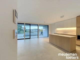 Découvrez ce superbe appartement trois chambres dans la résidence neuve et moderne Résidence Delphine, idéalement située en plein centre de Veldegem. Ce bien au premier étage allie confort contemporain, techniques de pointe et agencement réfléchi.<br /><br />En entrant, vous accédez à un séjour lumineux avec une cuisine ouverte entièrement équipée. La cuisine est dotée d'appareils de qualité SMEG, comprenant un lave-vaisselle, une plaque à induction avec hotte intégrée, une combinaison réfrigérateur-congélateur et un four à chaleur tournante. Une grande buanderie attenante offre les raccordements nécessaires pour la machine à laver et le sèche-linge.<br /><br />L'appartement comporte deux grandes chambres doubles, dont une avec sa propre douche, ainsi qu'une chambre simple supplémentaire.<br /><br />La salle de bain moderne et élégante est pourvue d'une douche à l'italienne, d'un double lavabo, d'une armoire murale pratique et d'un radiateur sèche-serviettes.<br /><br />Un des atouts majeurs est la grande terrasse, parfaite pour profiter paisiblement de l'extérieur.<br /><br />L'appartement comprend également un garage privatif inclus dans le prix, équipé d'une porte automatique avec éclairage et électricité. Il est possible d’y installer une borne de recharge électrique et de louer un garage supplémentaire pour 75 euros par mois. De plus, un local à vélos et un espace pour les déchets améliorent le confort pratique.<br /><br />Grâce à une conception énergétique neutre, aux technologies récentes et aux finitions de haute qualité, vous bénéficiez ici d'un habitat durable sans compromis sur le confort. Le logement est également équipé de luminaires et de rails pour rideaux.<br /><br />Une solution de vie idéale pour qui cherche un logement moderne, écoénergétique et confortable, parfaitement situé à Veldegem!