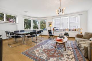 Op een steenworp afstand van de renbaan van Boitsfort kunt u dit bijzondere pand ontdekken met een totale oppervlakte van ±175 m² en een bijzonder veelzijdige indeling.<br />Op de eerste verdieping bevindt zich een aangenaam appartement met 3 slaapkamers van ±126 m², terwijl de begane grond beschikt over een aparte ruimte, ideaal voor het uitoefenen van een vrij beroep, het inrichten van een kantoor of zelfs om apart te verhuren als studio/kantoor. Een zeldzame indeling waarmee u wonen en werken gemakkelijk kunt combineren, terwijl het tevens een reëel aanvullend potentieel biedt. Het pand beschikt tevens over een garagebox met een parkeerplaats ervoor. Een pand met talrijke mogelijkheden, gelegen in de gewilde wijk van de renbaan van Boitsfort, vlakbij groenvoorzieningen en voorzieningen. EPC: G.<br /><br /><strong><em>DUPLEX B1</em></strong><br /><span>Begane grond links:</span> Kantoorruimte of studio van ± 50 m²<br /><br /><span>1e verdieping links:</span><br />
<ul>
<li>Inkomhal</li>
<li>Woonkamer ± 30 m² met parketvloer</li>
<li>Volledig uitgeruste open keuken die uitkomt op de woonkamer</li>
<li>Toilet</li>
<li>Doucheruimte met wasruimte</li>
<li>Slaapkamer ± 20 m²</li>
<li>Slaapkamer ± 18 m²</li>
<li>Slaapkamer ± 10 m² met balkon </li>
</ul>
Kelder<br />Garagebox + parkeerplaats ervoor