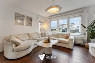 Volledig gerenoveerde woning met 4 slaapkamers, ruime leefruimtes en vrijstaande garage op perceel van bijna 7a vlak bij de Be-mine. Belangrijkste...