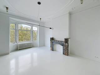 Brussels: Spacious apartment (162 m²) with 2 bedrooms in the city center. This apartment offers all the necessary comfort, large windows with plenty of natural light, and easy accessibility within the city.<br /><br />The apartment consists of an entrance hall with a cloakroom, a living room with a separate seating area, an open kitchen, and a large storage room.<br />Furthermore, this apartment has 2 spacious bedrooms, 1 of which features a walk-in closet and the other built-in wardrobes. The bathroom is equipped with a freestanding bathtub and a walk-in shower; additionally, there is a separate toilet.<br /><br />This apartment is beautifully finished with high-quality sustainable materials and has an EPC label E.<br /><br />Charges: 200 EUR/month for maintenance of common areas, property management, private heating, and hot water.<br /><br />Would you like to view this apartment? Please request an appointment via our website www.dewaele.com