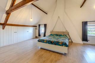 <p><span><strong>Op een centrale locatie in Oosterwijk bevindt zich deze verrassend ruime halfopen woning op een perceel van 345 m². De woning combineert een praktische indeling met veel leefruimte en beschikt bovendien over een conforme elektrische installatie en een gunstig EPC-label B. Ook de tuin en zeer ruime garage/magazijn van maar liefst 60m² zijn een troef.</strong></span></p>
<p><span>Via de inkomhal met gastentoilet komen we in de open leefruimte, waar eetkamer en keuken mooi in elkaar overvloeien. Aansluitend bevindt zich de ruime woonkamer met veel natuurlijke lichtinval. De keuken is praktisch ingericht en biedt rechtstreeks toegang tot de buitenruimte. De woning beschikt daarnaast over een ruime garage, ideaal voor het stallen van de wagen en als extra bergruimte.</span></p>
<p><span>Op de eerste verdieping bevinden zich </span><strong><span>twee volwaardige slaapkamers</span></strong><span> en een opvallend ruime badkamer, uitgerust met onder meer een ligbad, douche, toilet en wastafel. De voormalige zolderverdieping werd volledig ingericht als </span><strong><span>derde slaapkamer</span></strong><span>. Dankzij het open dakgebinte en de ingemaakte kasten is dit een bijzonder ruime en karaktervolle kamer die eveneens uitstekend dienst kan doen als master bedroom.</span></p>
<p><span>Buiten beschikt de woning over een volledig ommuurde en onderhoudsvriendelijke koer, waar voldoende ruimte is voor een gezellige zithoek. Door de ligging op de hoek geniet de woning bovendien van een open gevoel en een vlotte bereikbaarheid.</span></p>
<p><span>Ook technisch zit deze woning goed: </span><strong><span>EPC-label B</span></strong><span>, conforme elektriciteit en CV-op aardgas zijn aanwezig. Een ruime en praktische gezinswoning met drie slaapkamers en garage, ideaal voor wie veel binnenruimte zoekt zonder het onderhoud van een grote tuin.</span></p>
<p><strong><span>Bijzonderheden:</span></strong><span> 3 slaapkamers – ruime badkamer – afgewerkte zolderverdieping met ingemaakte kasten – garage (60m²) – perceel 345 m² – EPC B – conforme elektriciteit – onderhoudsvriendelijke buitenruimte.</span></p>